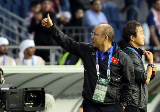 20일 오후(현지시간) 아랍에미리트 아부다비 알 막툼 경기장에서 열린 2019 아시아축구연맹(AFC) 아시안컵 요르단과 베트남과의 16강전에서 승부차기 끝에 베트남이 승리하자 박항서 감독이 응원석을 향해 엄지를 들어보이고 있다.    연합뉴스